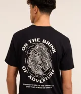 Remera negra de algodón, corte comfort, mangas cortas y cuello redondo. Estampa frontal con lettering "On the Brink of Adventure" y estampa trasera con esqueleto en canoa.
