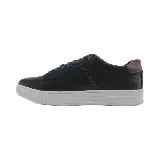 Zapatillas urbanas Panama Jack de cuero sintético color azul marino, con cordones y suela blanca. Detalle de cuero marrón en el talón.
