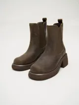 Botas Chelsea color beige con estampado floral, elástico lateral marrón y suela track color marrón.