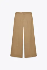 Pantalón palazzo color beige de tiro alto, con bolsillos delanteros y pernera ancha.