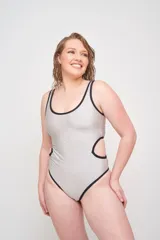 Malla entera con estampado floral multicolor, espalda acordonada y cavado trasero intermedio.