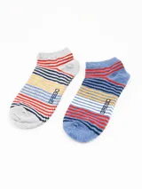 Pack de dos pares de soquetes tobilleros, uno liso color celeste con logo de la marca y otro gris con rayas horizontales de colores.