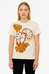 Remera color crudo con estampado de flores en tonos marrones y amarillos.