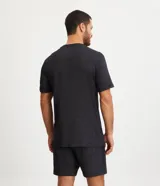 Conjunto de pijama corto para hombre, confeccionado en tejido de media malla con efecto jaspeado. Incluye una remera de mangas cortas con cuello redondo y una bermuda con cintura elástica.