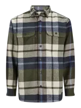 Sobrecamisa de manga larga a cuadros en tonos verde, azul y blanco. Tiene cuello clásico, cierre con botones, dos bolsillos en el pecho con botón y corte relajado.