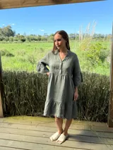 Vestido corto azul eléctrico de lino, con cuello mao, escote con botones de nácar y mangas 3/4 con volados.