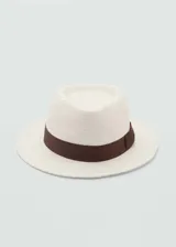 Sombrero de paja color crudo con cinta marrón decorativa.