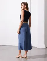 Pantalón capri de gasa bambula color negro, marca Dictionary. Tiene pretina ancha elastizada en la parte trasera, bolsillos delanteros y pierna ancha. Incluye cinturón de rafia con hebilla redonda.