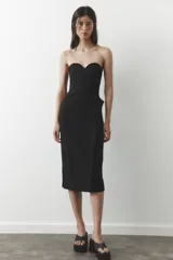 Vestido midi negro con escote corazón y hombros descubiertos. Cierre trasero con cremallera oculta.