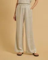 Pantalón de pierna ancha, tiro medio con cintura alta elástica y bolsillos laterales, color dorado brillante.