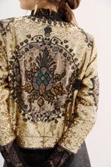 Saco corto dorado con lentejuelas y diseño de corazones.