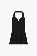 Vestido corto blanco de tejido de punto elástico, con cuello halter, escote corazón y cierre con botones en el cuello.