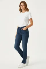 Pantalón de jean azul oscuro, de corte recto y tiro medio.