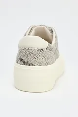 Zapatillas deportivas con estampado animal, suela con plataforma y cierre mediante cordones.