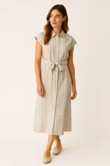 Vestido midi de algodón a rayas verticales en tonos beige y gris, con cuello camisero, mangas cortas y cinturón del mismo tejido.
