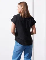 Camisa blanca de manga corta, marca Alex & Jordan. Cuello con solapa y abertura central con botones. Delantera con bolsillo aplicado.