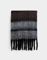 Bufanda larga con diseño a rayas horizontales en tonos marrón, gris y negro, con terminación de flecos.