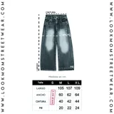 Pantalón de jean celeste con teñido acid wash y corte oversize estilo baggy. Presenta un estampado serigráfico en color óxido.