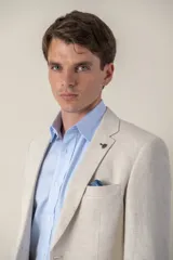 Saco de vestir celeste con diseño espigado, confeccionado en lino, corte slim fit y medio forro.