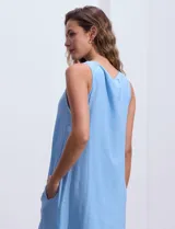 Vestido blanco de crepe, con escote redondo, sin mangas y botones frontales.