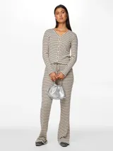 Bolso plateado tipo bombonera con asa corta y cierre con cordones ajustables.
