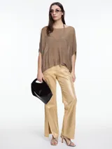 Top de punto color marrón con lurex, de silueta amplia, manga caída y escote redondo.