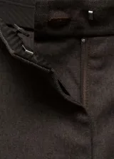 Pantalón marrón de corte wide leg, tiro medio, con cierre de cremallera, gancho y doble botón.