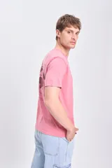 Remera manga corta color rosa con estampa de un globo terráqueo en la espalda y texto "Planet Earth".