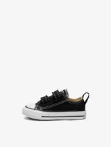 Zapatillas urbanas Converse Chuck Taylor All Star de caña baja, color negro con suela blanca y cierre con tres tiras de velcro.
