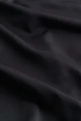Vestido largo negro ajustado al cuerpo, de punto elástico con leve brillo, manga corta, escote redondo y bajo recto.