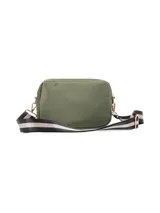 Bandolera rectangular color verde oliva, de tela acolchada con logo metálico de la marca. Tiene correa textil regulable a rayas horizontales en blanco, negro y gris.