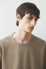 Remera color marrón claro en tejido waffle de algodón pesado, con cuello redondo ribeteado acanalado y bajo recto.