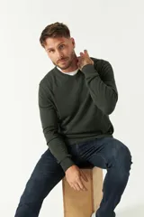 Sweater gris de algodón con cuello en V y logo bordado en el pecho.