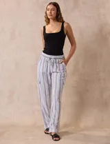 Pantalón cargo de lino Marissa Olivia, a rayas verticales grises y blancas. Tiene pretina ancha elastizada con lazo de ajuste, bolsillos inclinados delanteros y bolsillos laterales con botón.