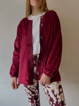 Sobrecamisa bordó de plush con mangas abullonadas y cierre con botones.
