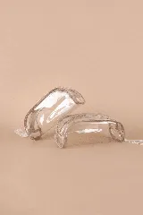 Necessaire transparente en forma de panchito para guardar artículos pequeños de maquillaje y/o cuidado personal.