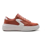 Deportivo para mujer diseñado en color salmón con parte superior de lona y gamuza, frente con cordones y entresuela amortiguadora.