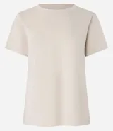 Blusa básica de algodón color tostado, de manga corta con dobladillo y nudo frontal.