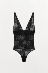 Body negro de encaje con escote en V y breteles anchos.
