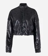 Campera bomber cropped de lentejuelas negras, con cuello tradicional, cierre delantero por cremallera y mangas largas.