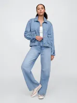 Campera de jean celeste, corte recto, con cuello clásico, cierre frontal con botones, mangas largas con puños abotonados, bolsillos de parche con solapa en el pecho y bolsillos laterales.