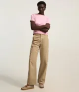 Blusa de viscosa color verde, con cuello redondo y manga corta con detalle plegado.