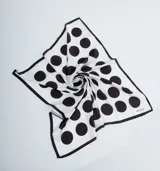 Pañuelo cuadrado de seda color blanco con estampado de lunares negros y borde negro.