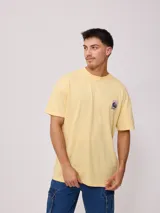 Remera amarilla de hombre con estampado pequeño en el frente y estampado grande en la espalda, corte oversized.