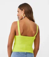 Musculosa cropped de viscosa acanalada color beige, con tirantes medios elásticos.