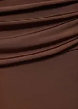 Pantalón marrón de tejido fluido con detalle drapeado en la cintura, diseño acampanado y estilo flare.