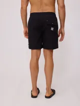 Short de baño negro con logo de la marca Rusty estampado en blanco en la pierna derecha.