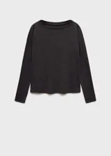 Camiseta de manga larga color gris oscuro con cuello barco.