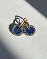 Aros dorados con detalle de círculo azul y champán, de tamaño pequeño.