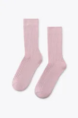 Calcetines de color rosa con diseño acanalado.